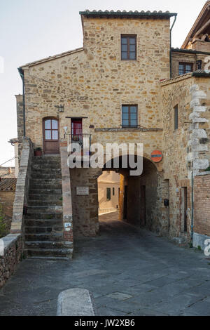 Bâtiments médiévale typique dans un village de Toscane en Italie. Banque D'Images