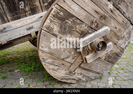 Détail de la roue d'un vieux panier en bois. Banque D'Images