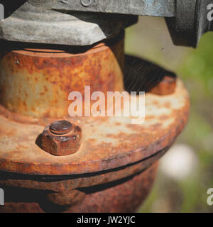 Close-up of rusty sur pompe à eau ancienne brides de tuyau. Format carré. Banque D'Images