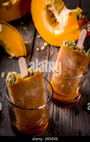 Des idées de plats d'automne de citrouilles. Gâteries pour une partie de l'action de grâces, l'Halloween. La crème glacée à la citrouille sucettes glacées avec des graines, dans des verres de sirop d'érable Banque D'Images