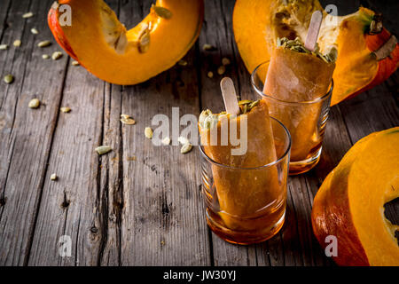 Des idées de plats d'automne de citrouilles. Gâteries pour une partie de l'action de grâces, l'Halloween. La crème glacée à la citrouille sucettes glacées avec des graines, dans des verres de sirop d'érable Banque D'Images