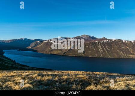 Lochnagar vue du Loch Muick avec le vaste Cairn dans la distance. Banque D'Images