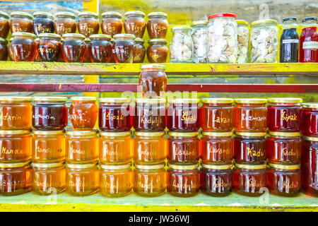 Cuisine maison, de miel de plusieurs plantes, lavande, romarin, sauge, grenade et le mandarin et confiture de plusieurs types de fruits, figues, mandarin Banque D'Images