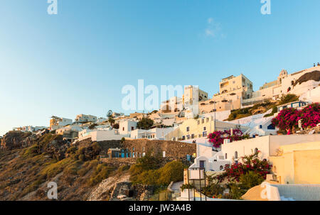 Cliffside blanchis des maisons et appartements à Imerovigli, un village près de Fira sur l'île grecque de Santorin, à la lumière de la soirée coucher de soleil Banque D'Images