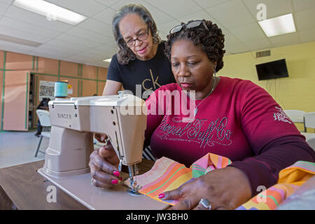 Spartanburg, Caroline du Sud - personnes âgées dans le programme de couture au Centre de Bethléem, un centre communautaire desservant les Highland d'origine afro-américaine Banque D'Images