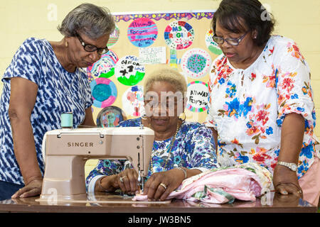 Spartanburg, Caroline du Sud - personnes âgées dans le programme de couture au Centre de Bethléem, un centre communautaire desservant les Highland d'origine afro-américaine Banque D'Images