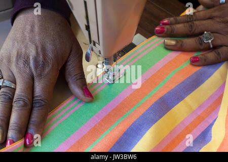 Spartanburg, Caroline du Sud - personnes âgées dans le programme de couture au Centre de Bethléem, un centre communautaire desservant les Highland d'origine afro-américaine Banque D'Images