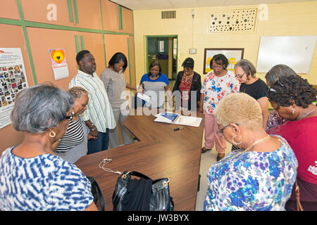 Spartanburg, Caroline du Sud - personnes âgées prier à la Bethlehem Center, un centre communautaire desservant les quartiers afro-américains de Highland. L Banque D'Images