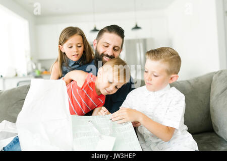 Famille avec trois enfants (2-3, 6-7) pour célébrer la fête des pères Banque D'Images