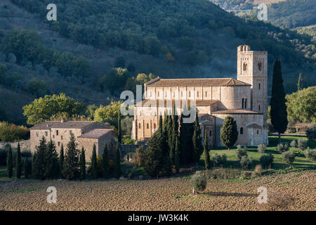 Italie, Toscane, Montalcino, Abbaye de Sant'Antimo près de Montalcino en plein soleil Banque D'Images