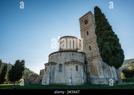 Italie, Toscane, Montalcino, façade de l'abbaye de Sant'Antimo près de la ville de Montalcino Banque D'Images