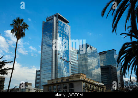 Équipe d'abseilers nettoyage windows sur l'édifice moderne en verre, Santiago, Chili, Amérique du Sud Banque D'Images