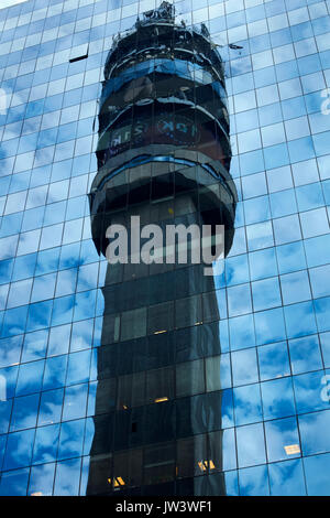 Entel Communications Tower reflète dans édifice moderne en verre, Santiago, Chili, Amérique du Sud Banque D'Images