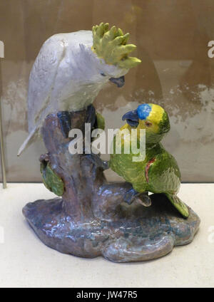 Cacatoès et façade bleu amazon, par Emil Pottner, Berlin, 1920 Keramik Museum Berlin DSC04164 Banque D'Images