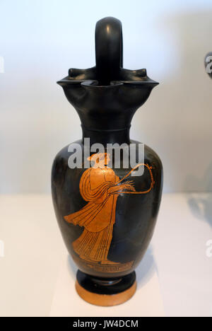 Femme jouant une lyre (barbitos), du vin (oinochoe pitcher), Grec, Grenier, 490 480 avant J.-C., terre cuite, technique de la figure rouge M Arthur Sackler Museum, Harvard University DSC01548 Banque D'Images