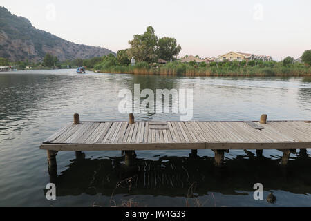 Vue de la jetée en bois dans la rivière avec des paysages de montagne. Dalyan Turquie. Banque D'Images