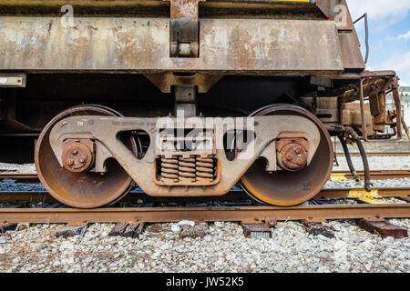 Un wagon-tombereau vide rouillé, assis sur un éperon d'évitement de opelika, Alabama, USA. Banque D'Images