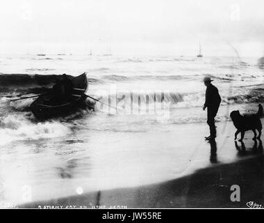 Chaloupe pris dans le surf sur la plage à Nome, en Alaska, au cours d'une tempête, ca 1900 (HEGG 230) Banque D'Images