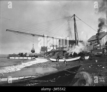 L'allègement des marchandises d'un chaland sur la plage pour la coopération commerciale, Nome, Alaska, ca 1901 (HEGG 439) Banque D'Images