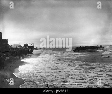 Un chaland de débarquement avec les passagers sur la plage à Nome, Alaska, ca 1900 (HEGG 533) Banque D'Images