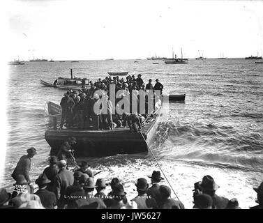 Passagers en attente d'un chaland de débarquement sur la plage, à Nome, Alaska, ca 1900 (HEGG 617) Banque D'Images