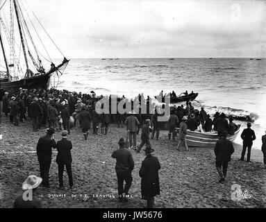 Personnes probablement dont William Ogilvie, Commissaire du Territoire du Yukon, au départ de la plage dans un petit bateau, Nome HEGG (709) Banque D'Images