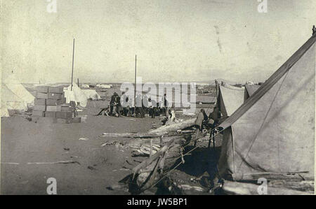 Des hommes, des tentes, et des fournitures sur la plage, à Nome, Alaska, ca 1900 (HESTER 223) Banque D'Images