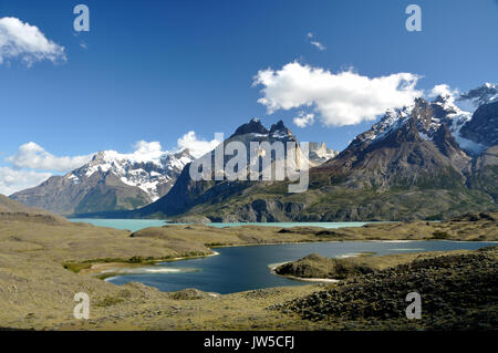 Lake Lago Nordenskjold en face de la chaîne de montagnes de Torres del Paine, Patagonie, Chili Banque D'Images