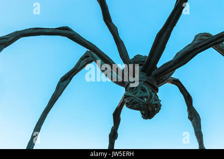 TOKYO, JAPON - 28 NOVEMBRE 2015 : Maman - une sculpture de Louise Bourgeois, situé à la base de la tour Mori à Roppongi Hills Banque D'Images