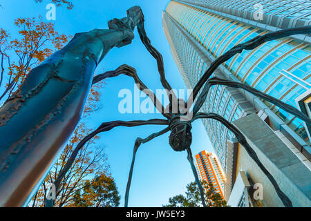 TOKYO, JAPON - 28 NOVEMBRE 2015 : Maman - une sculpture de Louise Bourgeois, situé à la base de la tour Mori à Roppongi Hills Banque D'Images