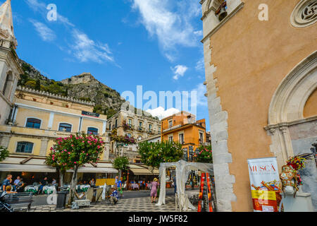 Vue sur les montagnes surplombant Taormina Italie à partir de la rue principale de la ville, Corso Umberto Banque D'Images