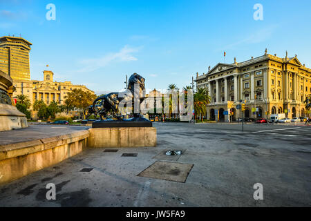 Des statues de lion à la base du monument de Christophe Colomb, sur la côte de Barcelone Espagne dans la lumière du soleil tôt le matin Banque D'Images