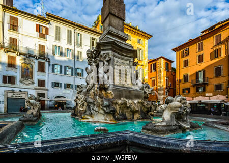 Gros plan de l'Fontana del Pantheon, la fontaine sur la Piazza della Rotonda en face du Panthéon avec les dauphins dans la lumière du matin Banque D'Images