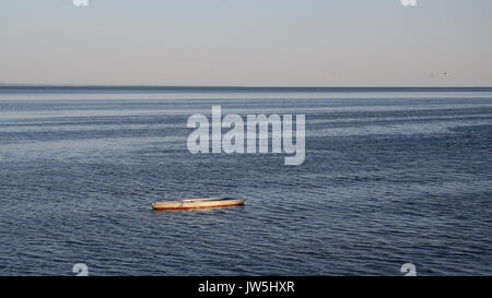 Bateau de pêche à fond plat ancrée dans le fond de la mer adriatique, Venise Banque D'Images