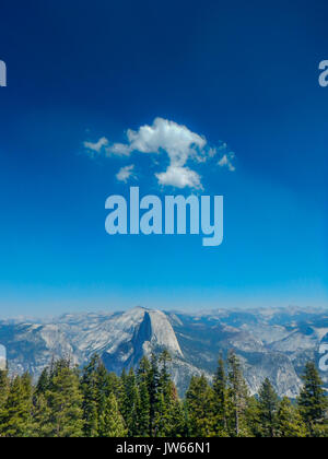 Nuage Blanc contre un ciel bleu foncé plus de demi-dôme en vallée de Yosemite, Yosemite National Park, Californie Banque D'Images