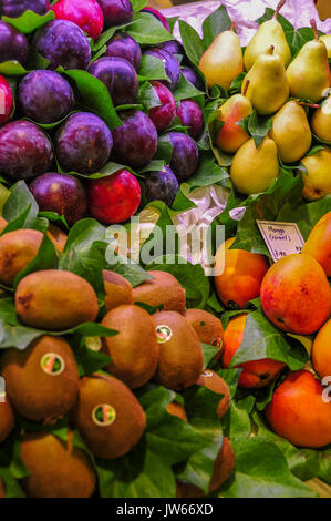 Pour la vente de fruits sur un marché ouvert sur La Rambla, Barcelone, Espagne Banque D'Images