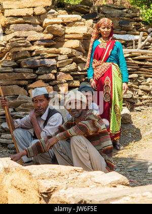 Inabitants de Tulla Kote village dans la zone des Tallas, rendu célèbre par Jim Corbett dans l'histoire des Tallas maneater, Uttarakhand, Inde Banque D'Images