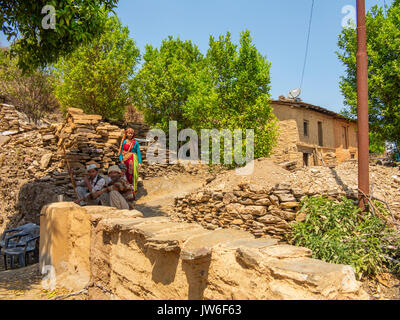 Inabitants de Tulla Kote village dans la zone des Tallas, rendu célèbre par Jim Corbett dans l'histoire des Tallas maneater, Uttarakhand, Inde Banque D'Images