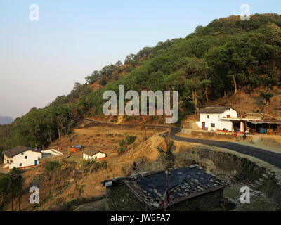 Petit magasin à la route forestière passant de Tulla Kote à Tamli Village sur Tallas sur la région des collines du Kumaon, Uttarakhand, Inde Banque D'Images