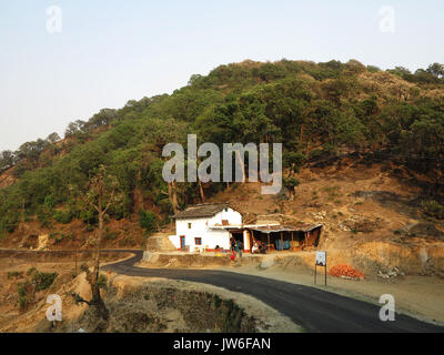 Petit magasin à la route forestière passant de Tulla Kote à Tamli Village sur Tallas sur la région des collines du Kumaon, Uttarakhand, Inde Banque D'Images