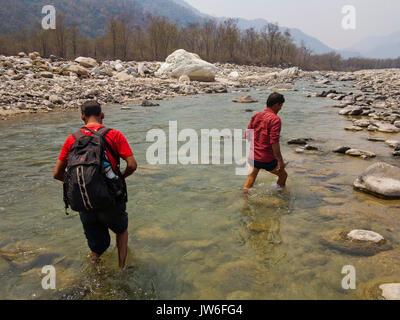 Trek sur l'Ladhya River, rendu célèbre par Jim Corbett dans son livre Maneaters, du Kumaon Hills Kumaon, Uttarakhand, Inde Banque D'Images