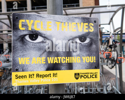 Les voleurs de cycle, l'affiche de la gare de Reading, Berkshire, Angleterre Banque D'Images