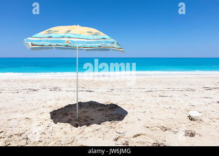 Un parasol sur la plage Banque D'Images
