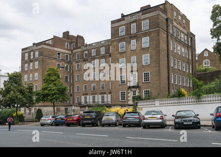 Londres, Royaume-Uni. 10 août, 2017. Londres, Royaume-Uni. 10 août 2017. Duke's Lodge, un grand bloc d'appartements dans la région de Holland Park Le bloc vacants est administré par les frères de bonbons, et un ancien résident qui était de passage et s'arrêta de parler avec les manifestants a dit qu'elle avait passé Â£40 000 sur la décoration d'intérieur ou de son appartement et qu'elle et les autres résidents ont été forcés de quitter très contre leur volonté. L'intention de démolir le grand bloc et le remplacer par 3 villas de luxe ont été rejetées par le conseil et les propriétaires ont maintenant mettre le site sur le marché des â€70 millions de dollars, soit environ le double de la somme qu'ils ont payé pour cela. Ca Banque D'Images