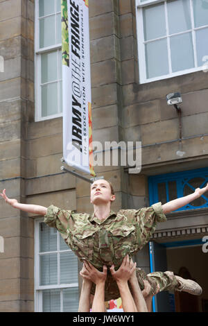 Édimbourg, Écosse 11 août. Chef de l'armée en Ecosse se félicite de performances pour Nouveau lieu Fringe. (Lieu) le Brigadier 210 Gary Deakin a salué les artistes interprètes ou exécutants à l'histoire Hepburn maison pour l'ouverture de l'armée, pour la première fois, un lieu du Festival Fringe d'Édimbourg. Édimbourg . Pako Mera/Alamy Live News Banque D'Images