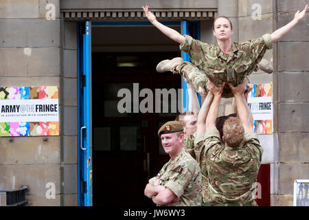 Édimbourg, Écosse 11 août. Chef de l'armée en Ecosse se félicite de performances pour Nouveau lieu Fringe. (Lieu) le Brigadier 210 Gary Deakin a salué les artistes interprètes ou exécutants à l'histoire Hepburn maison pour l'ouverture de l'armée, pour la première fois, un lieu du Festival Fringe d'Édimbourg. Édimbourg . Pako Mera/Alamy Live News Banque D'Images