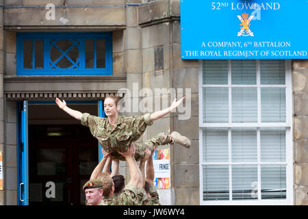 Édimbourg, Écosse 11 août. Chef de l'armée en Ecosse se félicite de performances pour Nouveau lieu Fringe. (Lieu) le Brigadier 210 Gary Deakin a salué les artistes interprètes ou exécutants à l'histoire Hepburn maison pour l'ouverture de l'armée, pour la première fois, un lieu du Festival Fringe d'Édimbourg. Édimbourg . Pako Mera/Alamy Live News Banque D'Images