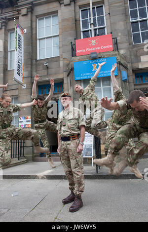 Édimbourg, Écosse 11 août. Chef de l'armée en Ecosse se félicite de performances pour Nouveau lieu Fringe. (Lieu) le Brigadier 210 Gary Deakin a salué les artistes interprètes ou exécutants à l'histoire Hepburn maison pour l'ouverture de l'armée, pour la première fois, un lieu du Festival Fringe d'Édimbourg. Édimbourg . Pako Mera/Alamy Live News Banque D'Images