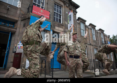 Édimbourg, Écosse 11 août. Chef de l'armée en Ecosse se félicite de performances pour Nouveau lieu Fringe. (Lieu) le Brigadier 210 Gary Deakin a salué les artistes interprètes ou exécutants à l'histoire Hepburn maison pour l'ouverture de l'armée, pour la première fois, un lieu du Festival Fringe d'Édimbourg. Édimbourg . Pako Mera/Alamy Live News Banque D'Images