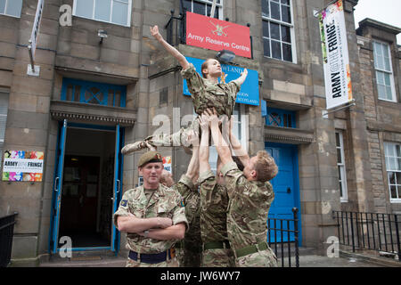 Édimbourg, Écosse 11 août. Chef de l'armée en Ecosse se félicite de performances pour Nouveau lieu Fringe. (Lieu) le Brigadier 210 Gary Deakin a salué les artistes interprètes ou exécutants à l'histoire Hepburn maison pour l'ouverture de l'armée, pour la première fois, un lieu du Festival Fringe d'Édimbourg. Édimbourg . Pako Mera/Alamy Live News Banque D'Images